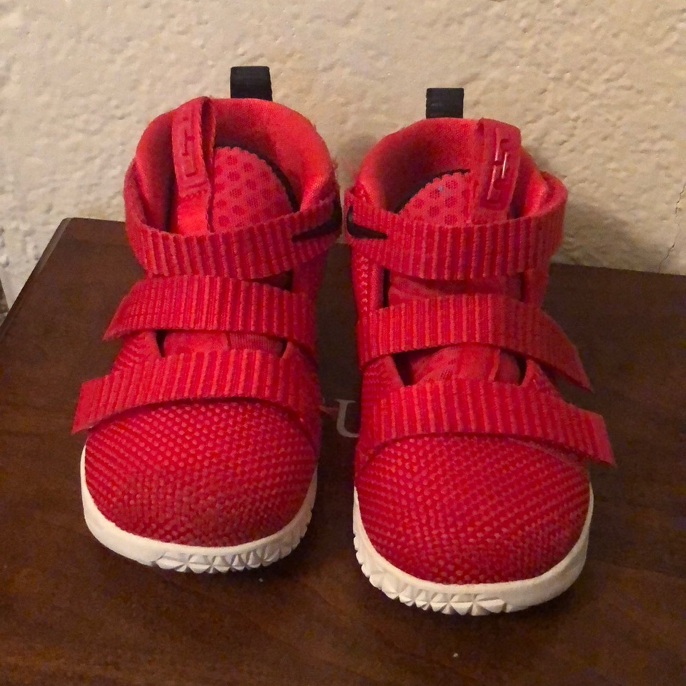 Nike Lebron 8c red shoes